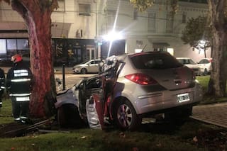 Una mujer perdió el control del auto y chocó contra un árbol: murió en el lugar