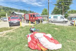 Una mujer practicaba parapente en la zona del Cerro Otto y se enredó con los cables de luz
Foto: Diario Río Negro