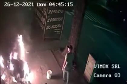 Una mujer prendió fuego a un indigente mientras dormía en la calle y quedó todo registrado en una cámara de seguridad