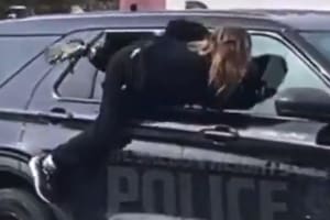 Una mujer esposada huyó por la ventanilla de un patrullero en Estados Unidos y se dio a la fuga