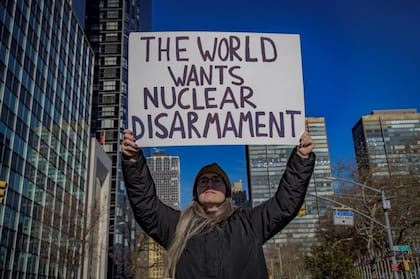 Una mujer protesta contra los graves riesgos de las armas nucleares