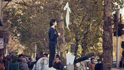Una mujer que flamea su velo, símbolo de las protestas en Irán