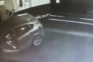 Balean en la cara a una mujer que iba con su hijo de cinco años en el auto