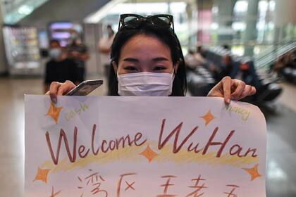Una mujer en el aeropuerto de Wuhan, en septiembre de 2020, plena pandemia