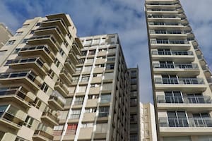 Una mujer de 21 años quedó colgada del balcón de un séptimo piso en Mar del Plata