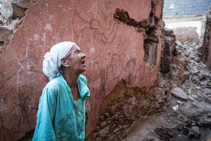 Una mujer reacciona frente a su casa dañada por el terremoto en la ciudad vieja de Marrakech el 9 de septiembre de 2023