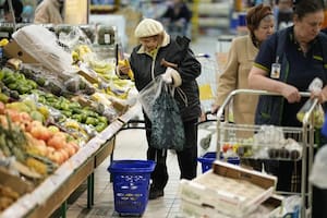 Una mujer realiza la compra en un supermercado de Moscú, Rusia