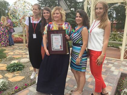 Una mujer recibe en Omsk un diploma por el récord del anillo humano más grande de Rusia
