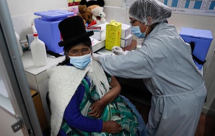 Una mujer recibe una dosis de la vacuna AstraZeneca para COVID-19 en una clínica estatal de seguridad social durante la inmunización de personas mayores de 80 años en La Paz, Bolivia, el miércoles 14 de abril de 2021