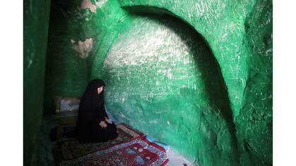 Una mujer reza en el interior del santuario del Imam Mahdi
