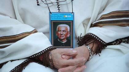 Una mujer reza en la vigilia en Villa Cura Brochero, Córdoba