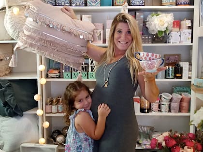 Carla con una de sus hijas en su tienda de decoración que ahora vende de manera online