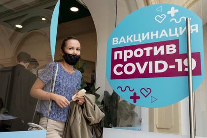 Una mujer sale de un centro de vacunación después de recibir una inyección de la vacuna rusa Sputnik V en un local adyacente a la Plaza Roja de Moscú