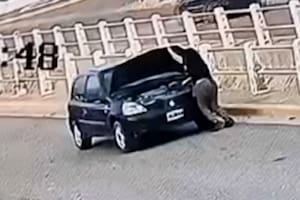 Una mujer bajó de su auto para revisar la batería, olvidó poner el freno de mano y terminó atropellada