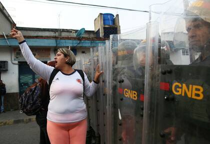 Una mujer se enfrenta a las fuerzas de seguridad venezolanas en la ciudad fronteriza de Ureña.