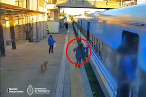 Quiso subir a un tren en movimiento, se resbaló y cayó a las vías