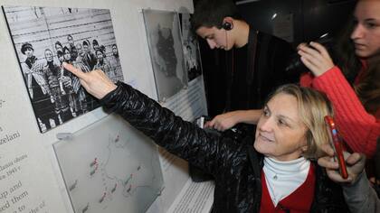 Una mujer de 78 años señala su imagen en 1944, cuando tenía 8 años y estaba detenida por el régimen nazi