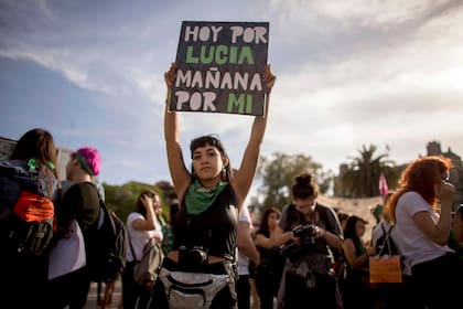 Una mujer sostiene un cartel que dice en: &quot;Hoy por Lucía. Mañana por mí&quot;, refiriéndose a la víctima de violencia de género Lucía Pérez, durante una protesta contra la violencia de género, el 5 de diciembre de 2018.