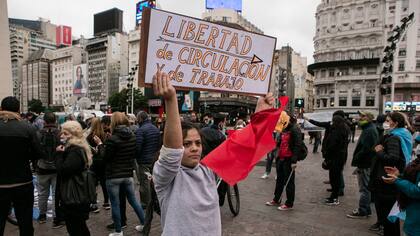 Una mujer sostiene un cartel reclamando poder circular y trabajar, durante una protesta en contra de la cuarentena en Buenos Aires, el 30 de mayo
