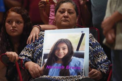 Una mujer sostiene una foto de Nevaeh Bravo, que murió en el tiroteo masivo, durante una vigilia por las víctimas en Uvalde, Texas, el 25 de mayo de 2022. 