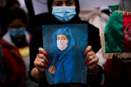 Una mujer sostiene una fotografía durante una protesta para crear conciencia de la situación en Afganistán afuera de la sede de la Unión Europea en Bruselas