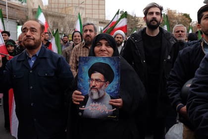 Una mujer sostiene una imagen del ayatollah Ali Khamenei, durante una manifestación en apoyo al gobierno en Teherán, Irán, el 28 de febrero de 2026