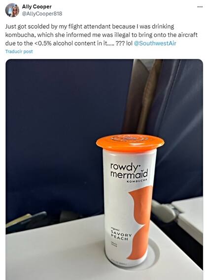 Una mujer subió con kombucha al avión y recibió una advertencia de la azafata