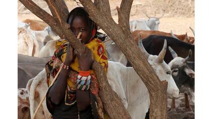 Una mujer turkana junto a sus animales