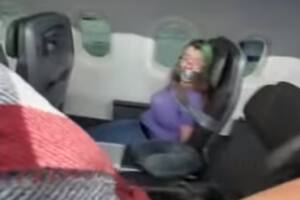 Intentó abrir la puerta del avión en pleno vuelo y la ataron con cinta a un asiento