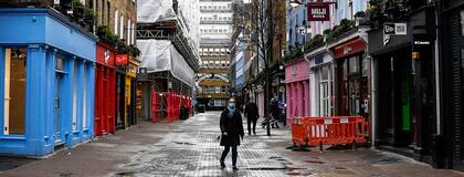 Una mujer usa un barbijo mientras camina en una calle desierta de Carnaby Street, en Londres. La variante británica del virus es una de las más extendidas en Europa.