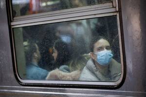 Una mujer usa una máscara facial en el metro mientras el brote de coronavirus continuaba en Manhattan, Nueva York, Nueva York,