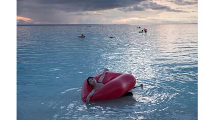 Una mujer utiliza un flotador en la bahía de Tumon