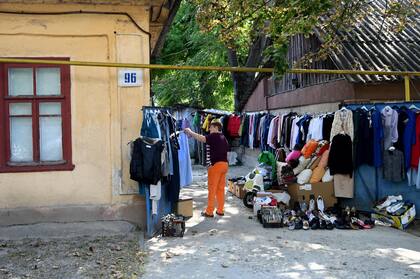 Una mujer vende ropa en el patio de su casa en la ciudad de Tiraspol, la capital de Transnistria, la región separatista prorrusa de Moldavia (Sergei GAPON / AFP)