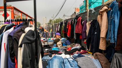 Una mujer vende ropa en un mercado callejero de la villa Villa 31 en Buenos Aires, Argentina,