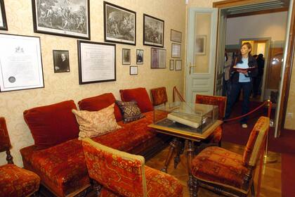 Una mujer visita la casa-museo de Viena