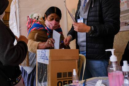Una mujer vota el domingo pasado en La Paz, Bolivia