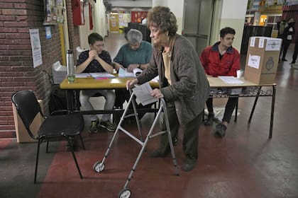 Una mujer que votó hoy a primera hora