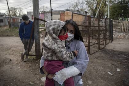 Una mujer y su hijo en Villa Azul, provincia de Buenos Aires, que fue aislada luego de que se convirtiera en foco de contagios