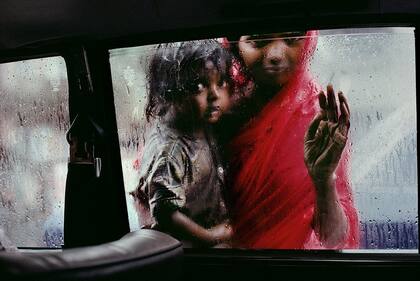 Una mujer y su hijo piden limosna en Bombay, India, en 1993