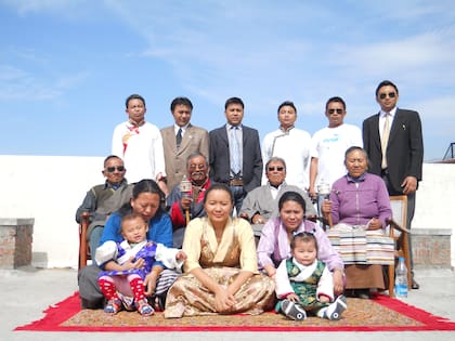 Una mujer y sus tres maridos posan junto a todos sus hijos en Ladakh, el lugar en el Himalaya donde la poliandria es oficial. (Gentileza Ricardo Coler)