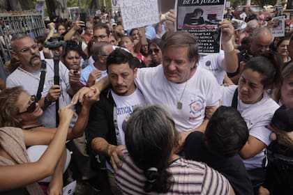 Una multitud abrazó a Ramón Dupuy al salir de tribunales