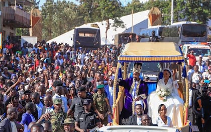 Una multitud acompañó a la pareja real africana de camino a la Catedral de Cristo, quienes fueron seguidos por una caravana de autos de lujo. 
