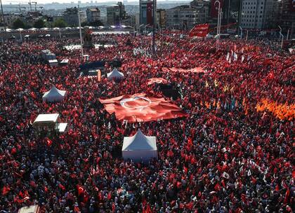 Una multitud colmó ayer la emblemática plaza Taksim de Estambul