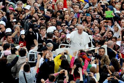 Una multitud con cámaras, teléfonos y tabletas rodea al papa Francisco en su audiencia pública en la plaza de San Pedro