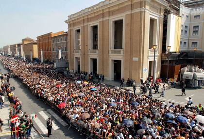 Una multitud cubre las calles del Vaticano y de Roma en el último adiós a Juan Pablo II