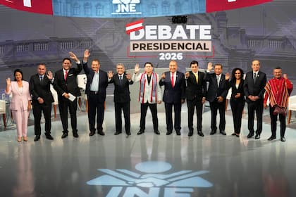 Una multitud de candidatos durante un debate presidencial