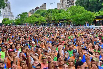 Una multitud de corredores por la Avenida 9 de Julio el año pasado