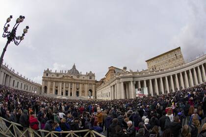 Una multitud de fieles recibe la bendición papal en la Plaza de San Pedro, en el primer día del año (AP Photo/Andrew Medichini)