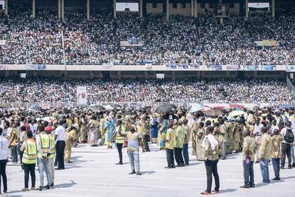 Una multitud de jóvenes recibió al Papa en el Estadio de los Mártires en Kinshasa