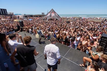 Una multitud de jóvenes y adultos colmó la playa frente al escenario montado en Pinamar, con celulares en alto y aplausos constantes durante la presentación en vivo que acompañó el desembarco de LUZU TV en la costa